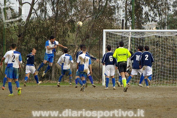La conclusione di testa di Guglielmo Falciani che si stampa sulla traversa